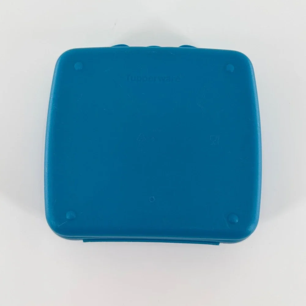 TUPPERWARE Wonder Woman Sandwich Keeper DC Comics Blue Lunch Box 2017